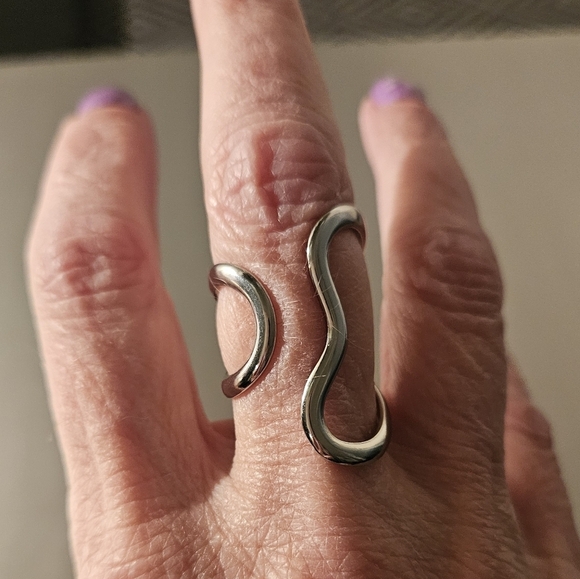 Modern Silver Infinity Ring with Abstract Design - Picture 5 of 7